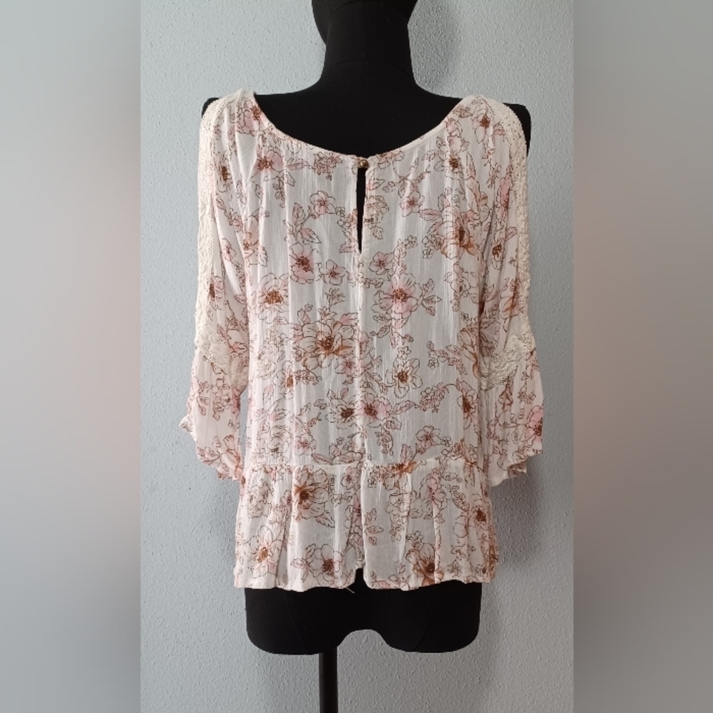 Bebop Floral Lace Trim Blouse - Picture 4 of 11